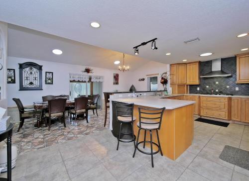 Palm Paradise 3 Bedrooms Sleeps 8 Canal View Private Pool Boat Dock - image 10
