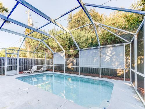 Averys Beach Bungalow, 2 Bedrooms, Sleeps 7, Private Pool, Pet Friendly in Butler Beach, USA