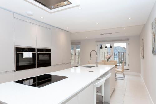 Stunning Central Windsor Town House With Parking, Windsor