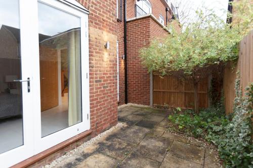 Stunning Central Windsor Town House With Parking