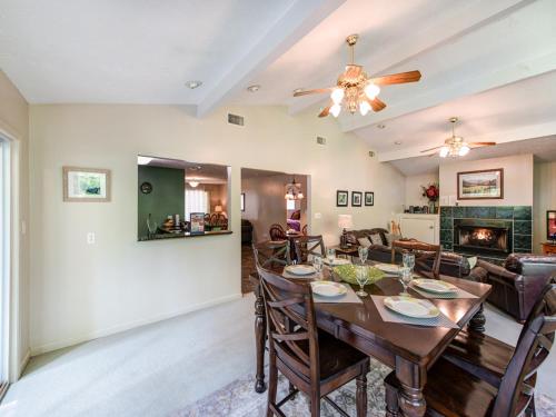 River Cottage 3 Bedrooms Sleeps 8 Downtown Pets Hot Tub Jacuzzi - image 10
