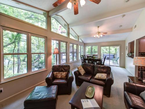 River Cottage 3 Bedrooms Sleeps 8 Downtown Pets Hot Tub Jacuzzi - image 11