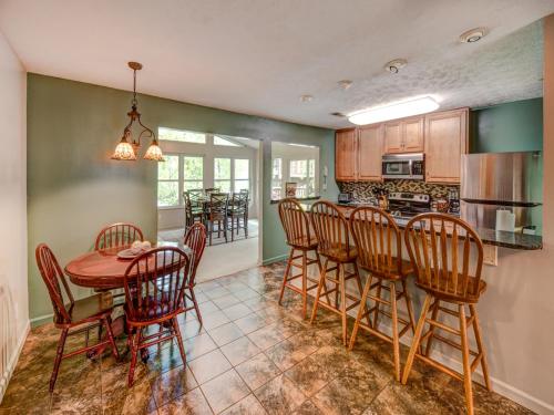 River Cottage 3 Bedrooms Sleeps 8 Downtown Pets Hot Tub Jacuzzi - image 13