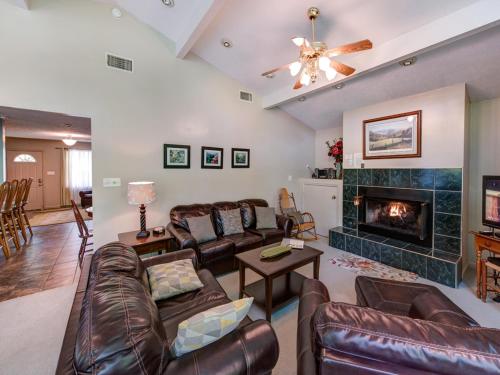 River Cottage 3 Bedrooms Sleeps 8 Downtown Pets Hot Tub Jacuzzi - image 7