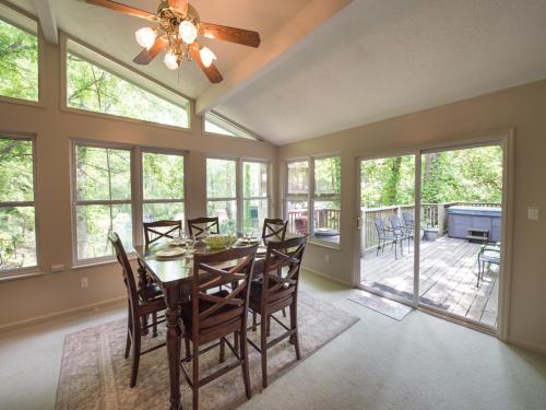 River Cottage 3 Bedrooms Sleeps 8 Downtown Pets Hot Tub Jacuzzi - image 8