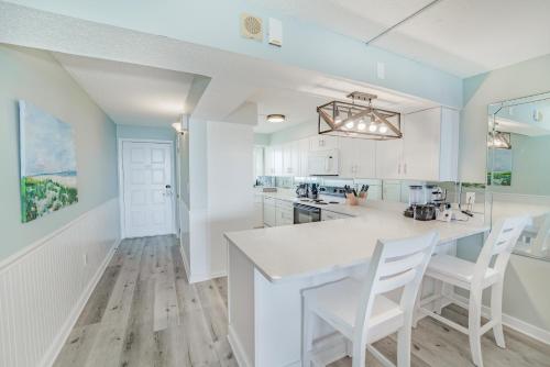 Regency Towers 710 2 Bedrooms Sleeps 8 Beachfront Wi-Fi Pool Complimentary Beach Chairs and Umbrella - image 9