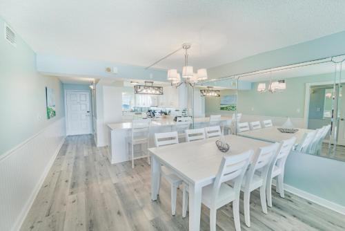 Regency Towers 710 2 Bedrooms Sleeps 8 Beachfront Wi-Fi Pool Complimentary Beach Chairs and Umbrella - image 6