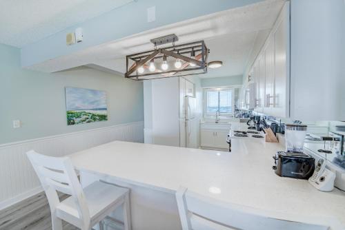 Regency Towers 710 2 Bedrooms Sleeps 8 Beachfront Wi-Fi Pool Complimentary Beach Chairs and Umbrella - image 11