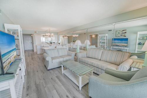 Regency Towers 710 2 Bedrooms Sleeps 8 Beachfront Wi-Fi Pool Complimentary Beach Chairs and Umbrella - image 11