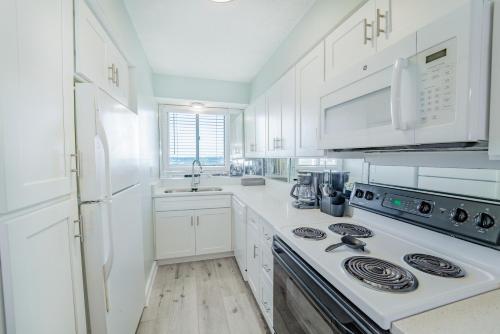 Regency Towers 710 2 Bedrooms Sleeps 8 Beachfront Wi-Fi Pool Complimentary Beach Chairs and Umbrella - image 12