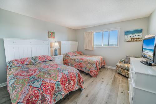 Regency Towers 710 2 Bedrooms Sleeps 8 Beachfront Wi-Fi Pool Complimentary Beach Chairs and Umbrella - image 11