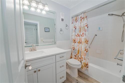 Regency Towers 710 2 Bedrooms Sleeps 8 Beachfront Wi-Fi Pool Complimentary Beach Chairs and Umbrella - image 13