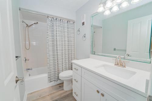 Regency Towers 710 2 Bedrooms Sleeps 8 Beachfront Wi-Fi Pool Complimentary Beach Chairs and Umbrella - image 10