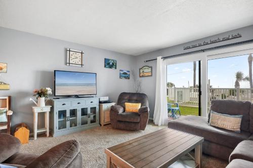 Starboard Light 7 2 Bedrooms Pool Access WiFi Sleeps 6 - image 3