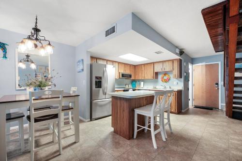 Starboard Light 7 2 Bedrooms Pool Access WiFi Sleeps 6 - image 10