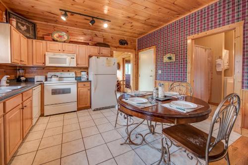 Bear Hyde 3 Bedrooms Sleeps 10 Walk to Resort Pool Fitness Game Room - image 8