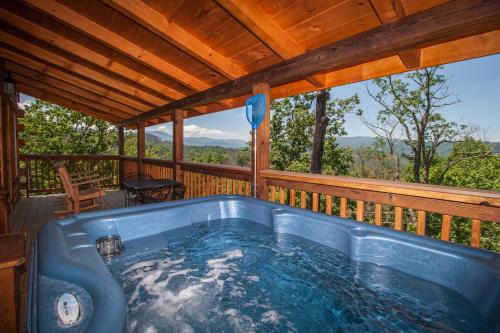 Always 1 Bedroom Hot Tub Jetted Tub Fireplace WiFi Sleeps 2 - image 2