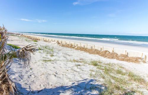 Coconut Cottage 2 Bedrooms Close to Beach WiFi HDTV Sleeps 6 - image 6
