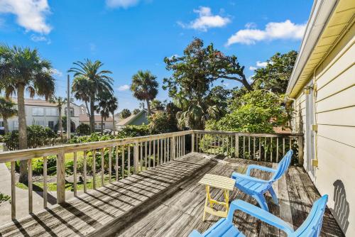 Coconut Cottage 2 Bedrooms Close to Beach WiFi HDTV Sleeps 6 - image 11