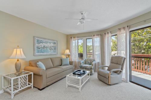 St Thomas Square 210 2 Bedrooms Pool Balcony Fire Pit Sleeps 6 Bring Your Boat or Jet Skis! - main image