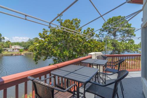 St Thomas Square 210 2 Bedrooms Pool Balcony Fire Pit Sleeps 6 Bring Your Boat or Jet Skis! - image 10