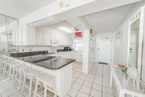 Regency Towers 719 2 Bedrooms Sleeps 8 Beachfront Wi-Fi Pool Complimentary Beach Chairs and Umbrella - image 11