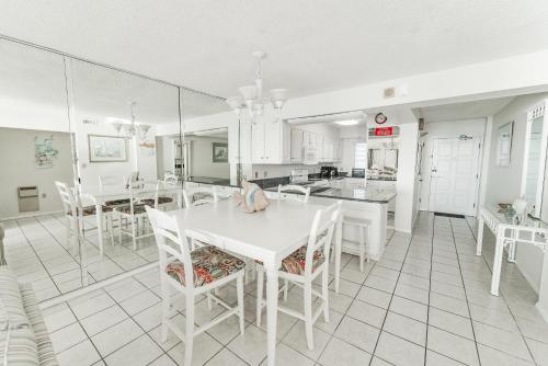 Regency Towers 719 2 Bedrooms Sleeps 8 Beachfront Wi-Fi Pool Complimentary Beach Chairs and Umbrella - image 8