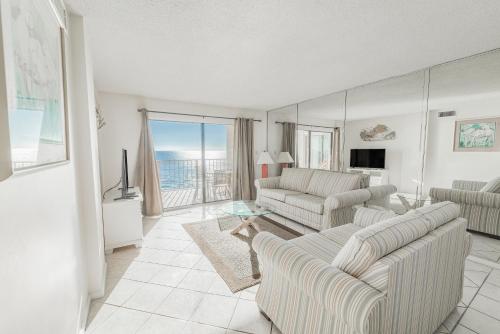 Regency Towers 719 2 Bedrooms Sleeps 8 Beachfront Wi-Fi Pool Complimentary Beach Chairs and Umbrella - image 11