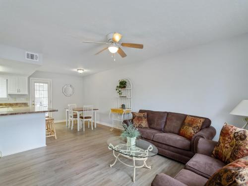 Gulf Highlands 129 2 Bedrooms Pools Gym Tennis Sleeps 6 - image 10