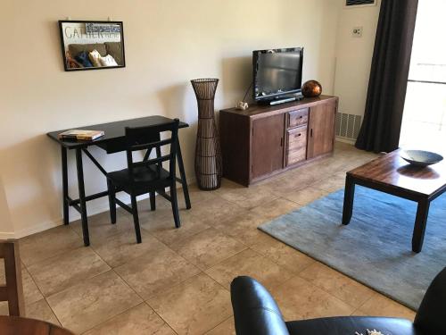 Kauhale Makai 430 1BR Ocean Front Pool Wi-Fi Sleeps 4 - image 9