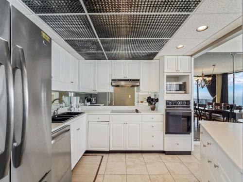 Edgewater Tower 3 1114 3 Bedrooms Beach Front Pool Gym Sleeps 8 - image 10