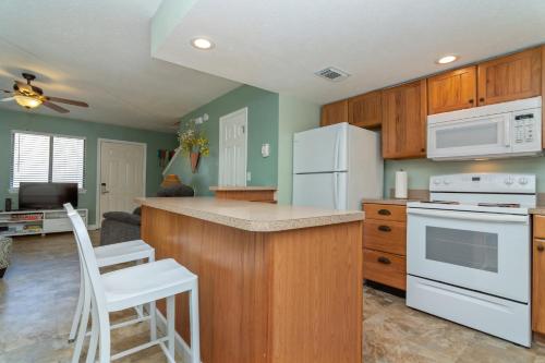 Gulf Highlands 109 2 Bedrooms Heated Pool Access WiFi Sleeps 6 - image 12