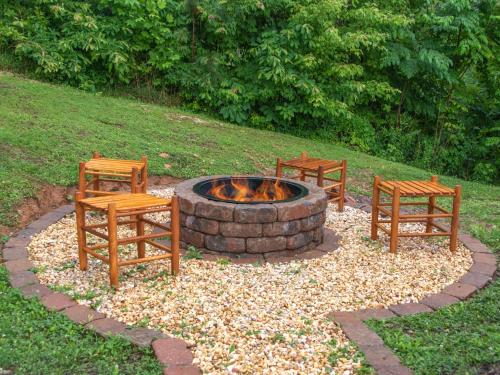 Ever After 2 2 Bedroom Hot Tub Fireplace Jetted Tub WiFi Sleeps 4 - image 14