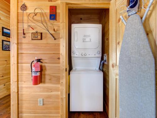Ever After 2 2 Bedroom Hot Tub Fireplace Jetted Tub WiFi Sleeps 4 - image 12
