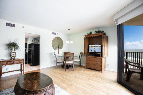 Sunbird 709E 1BR Pool Gym Wifi Sleeps 4 - image 12