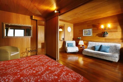 1 king bed, 2 twin beds, 1 sofa bed