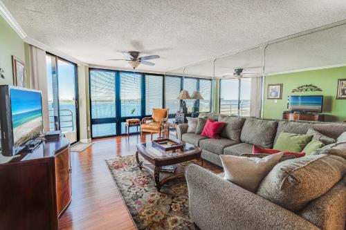 Lagoon Towers 606 2 BR Pool Golf Tennis Bay View Sleeps 6 - image 3