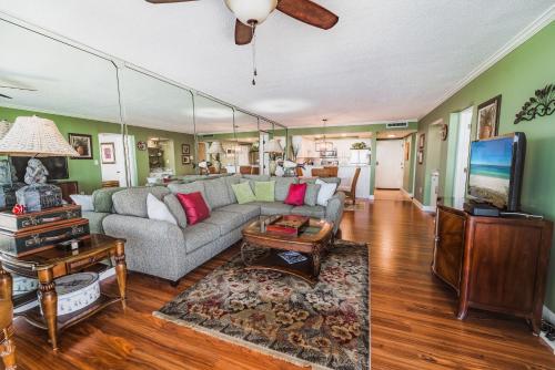 Lagoon Towers 606 2 BR Pool Golf Tennis Bay View Sleeps 6 - image 10