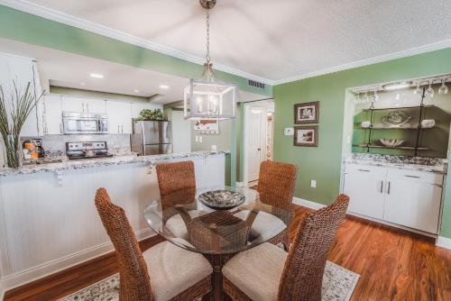 Lagoon Towers 606 2 BR Pool Golf Tennis Bay View Sleeps 6 - image 12