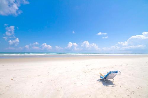 Island Paradise Retreat 3 BR Private Pool Walk to Beach Sleeps 6 - main image