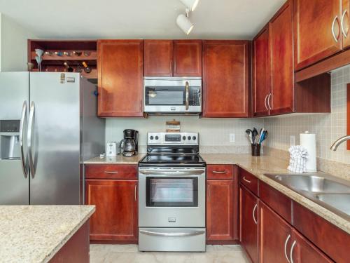 Laketown Wharf 1830 2 Bedroom Lake View Wi-Fi 5 Pools Sleeps 6 - image 9