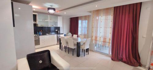 Tatil Koyu gibi Site'de 2 oda 1 Salon Kiralık