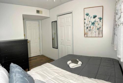 *King bed/3bds house Near Naval Base & 6Flags* in Waukegan, USA