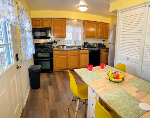 *King bed/3bds house Near Naval Base & 6Flags* in Waukegan, USA