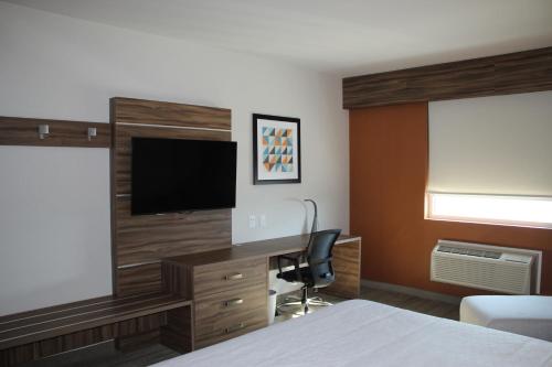 Standard King Room image 7