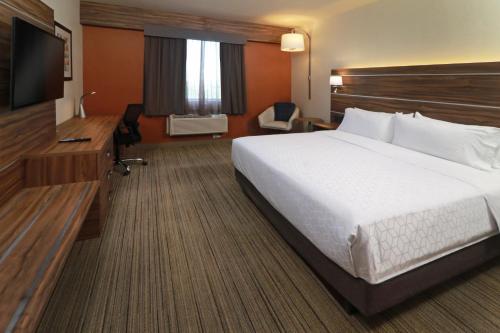Standard King Room image 2