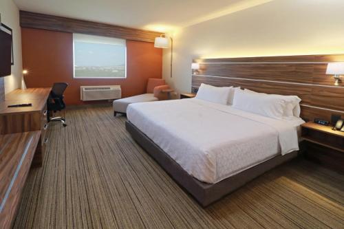 Standard King Room image 1