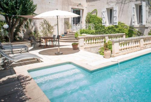 Sunny Historic House in Canal du Midi Village with Pool near Beaches gîte à louer Capestang