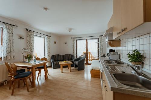 Køkken, Schwarzwald-Hotel Kraeutle in Feldberg ( Baden Wuerttemberg )