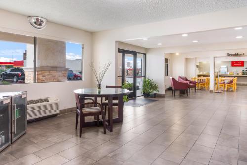 Red Roof Inn Albuquerque - Midtown - image 6